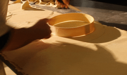 Découpe pâte feuilleté flan